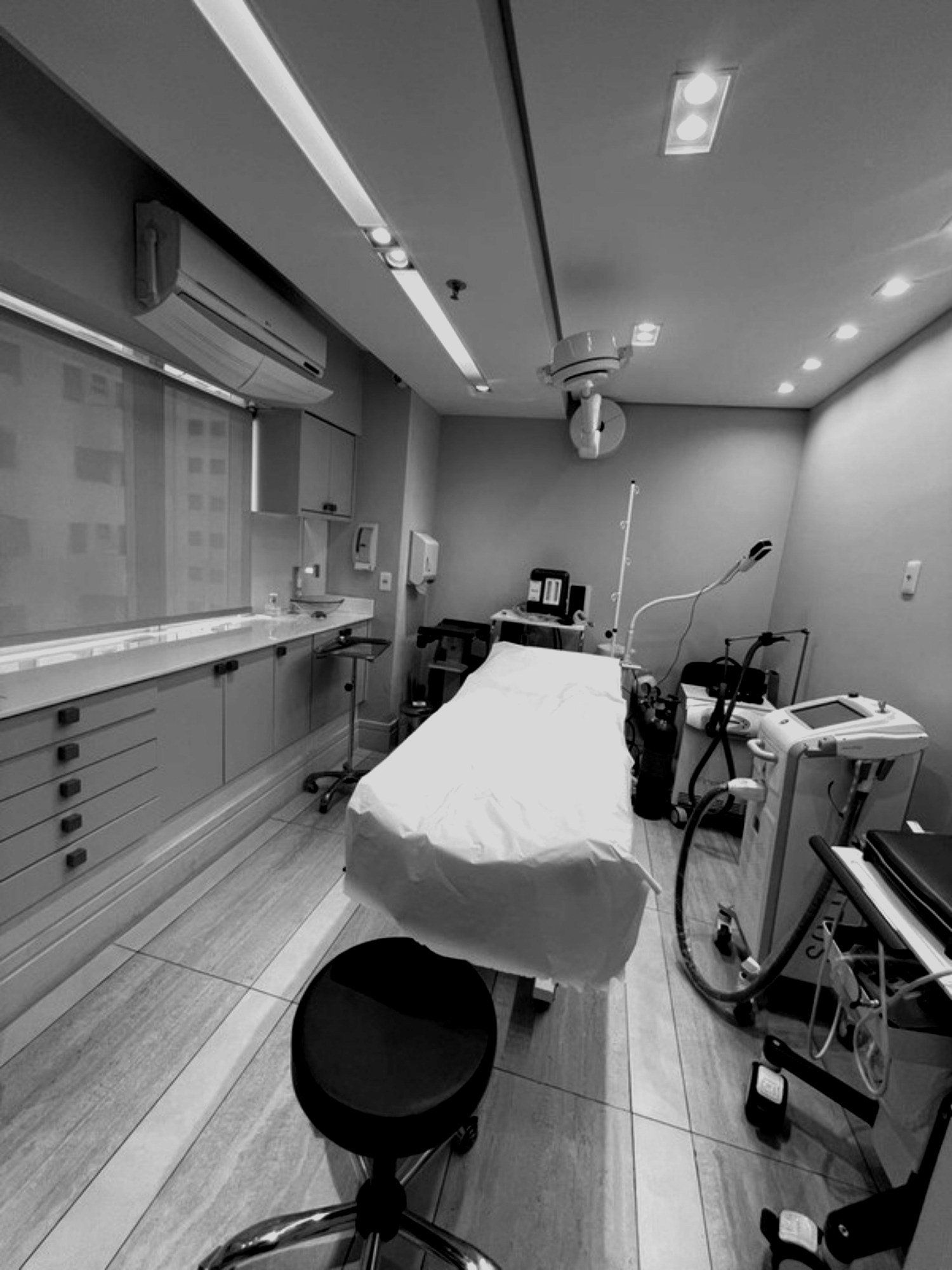 Equipe em sala de procedimento vascular na clínica